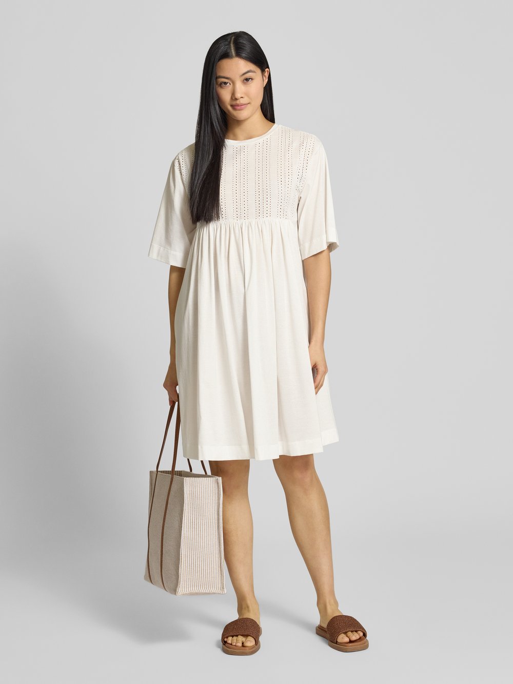 Платье длиной до колена с ажурной вышивкой, модель «MORETTO» Weekend Max Mara, белый
Платье длиной до колена с ажурной вышивкой, модель «MORETTO» Weekend Max Mara, белый