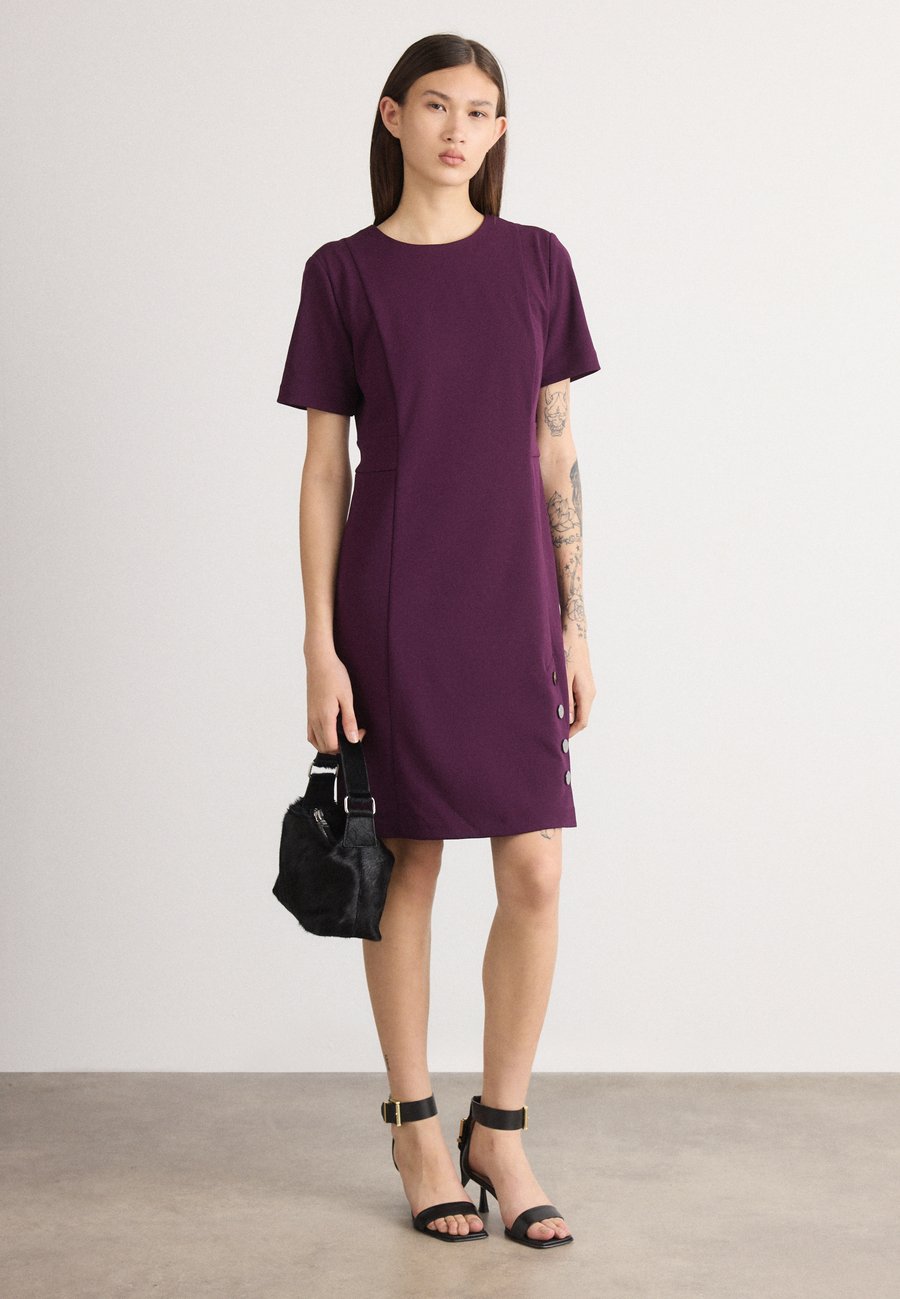 Платье DKNY JEWEL NECK SHEATH BUTTONS, Damson/Dark Purple
Платье DKNY JEWEL NECK SHEATH BUTTONS, Damson/Dark Purple