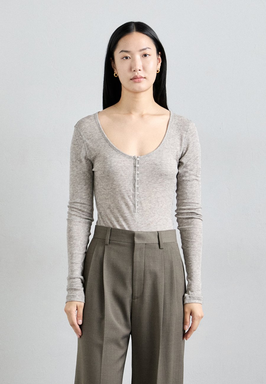 Джемпер By Malene Birger MAJKA, Fosil/Grey
Джемпер By Malene Birger MAJKA, Fosil/Grey