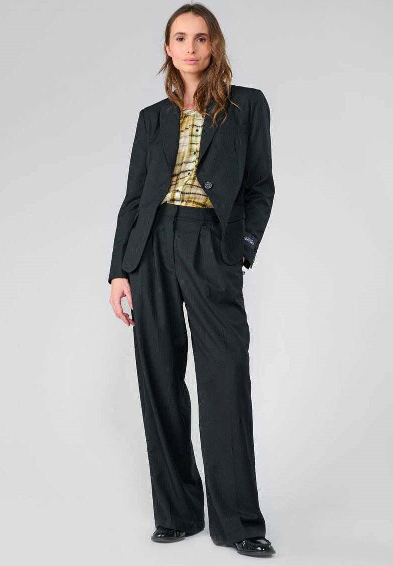 Блейзер EVERA Le Temps Des Cerises, черный
Блейзер EVERA Le Temps Des Cerises, черный