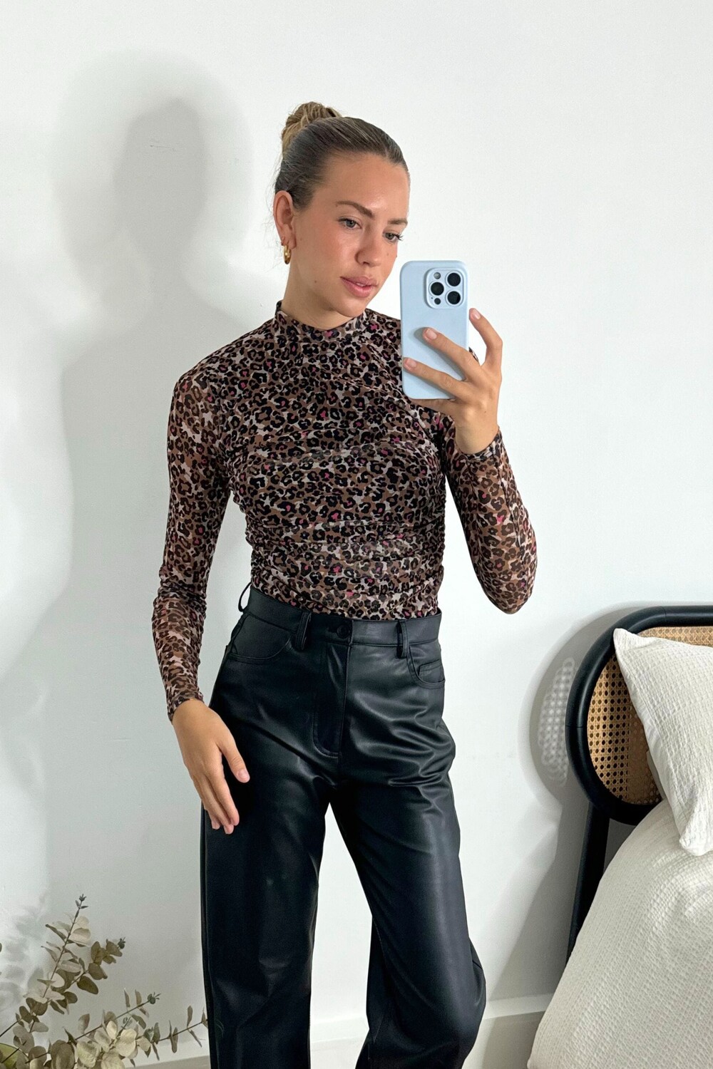 Топ Capani с высоким воротом и принтом леопарда Style Cheat, коричневый
Топ Capani с высоким воротом и принтом леопарда Style Cheat, коричневый