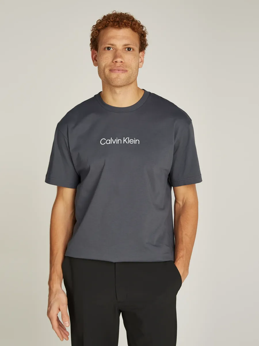 Футболка Calvin Klein "HERO LOGO COMFORT T-SHIRT" с печатной фирменной этикеткой, цвет Iron Gate
Футболка Calvin Klein "HERO LOGO COMFORT T-SHIRT" с печатной фирменной этикеткой, цвет Iron Gate