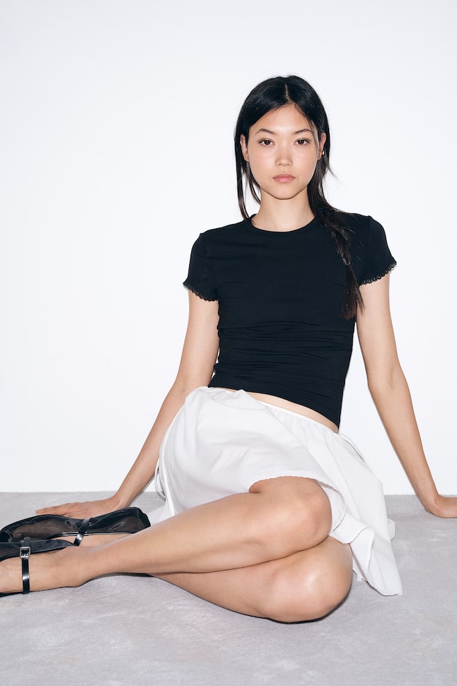 Футболка в рубчик с кружевной отделкой H&M, черный 
Футболка в рубчик с кружевной отделкой H&M, черный