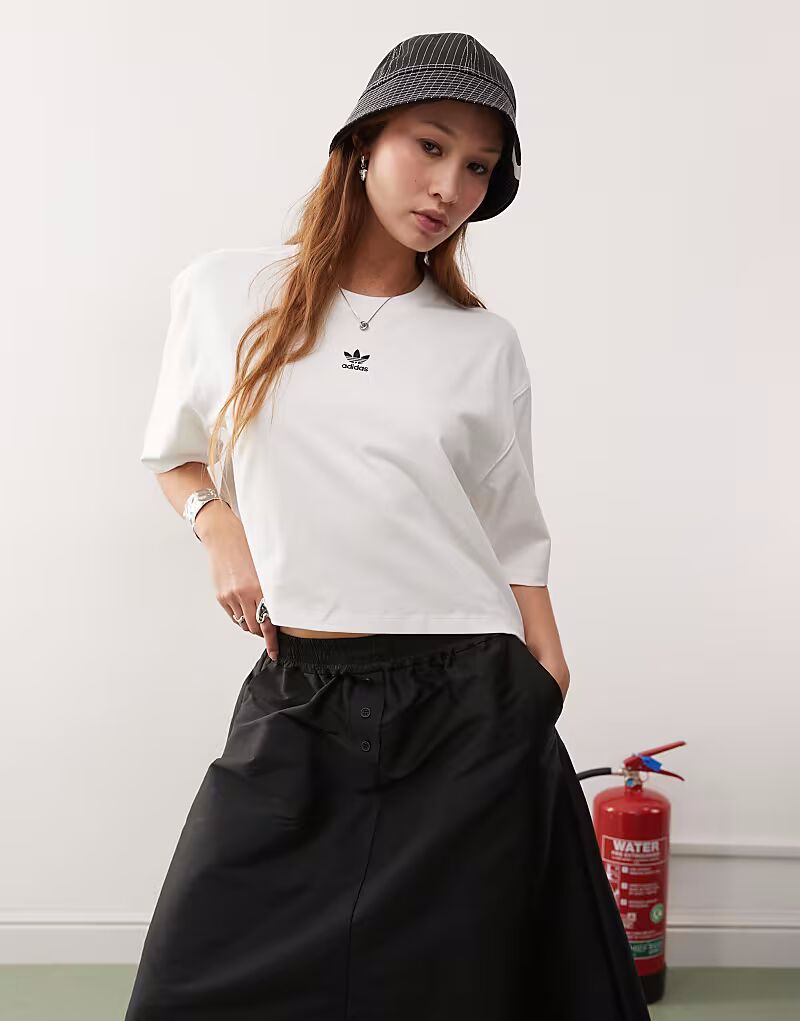 Укороченная футболка Adidas Originals Trefoil Essentials белого цвета
Укороченная футболка Adidas Originals Trefoil Essentials белого цвета