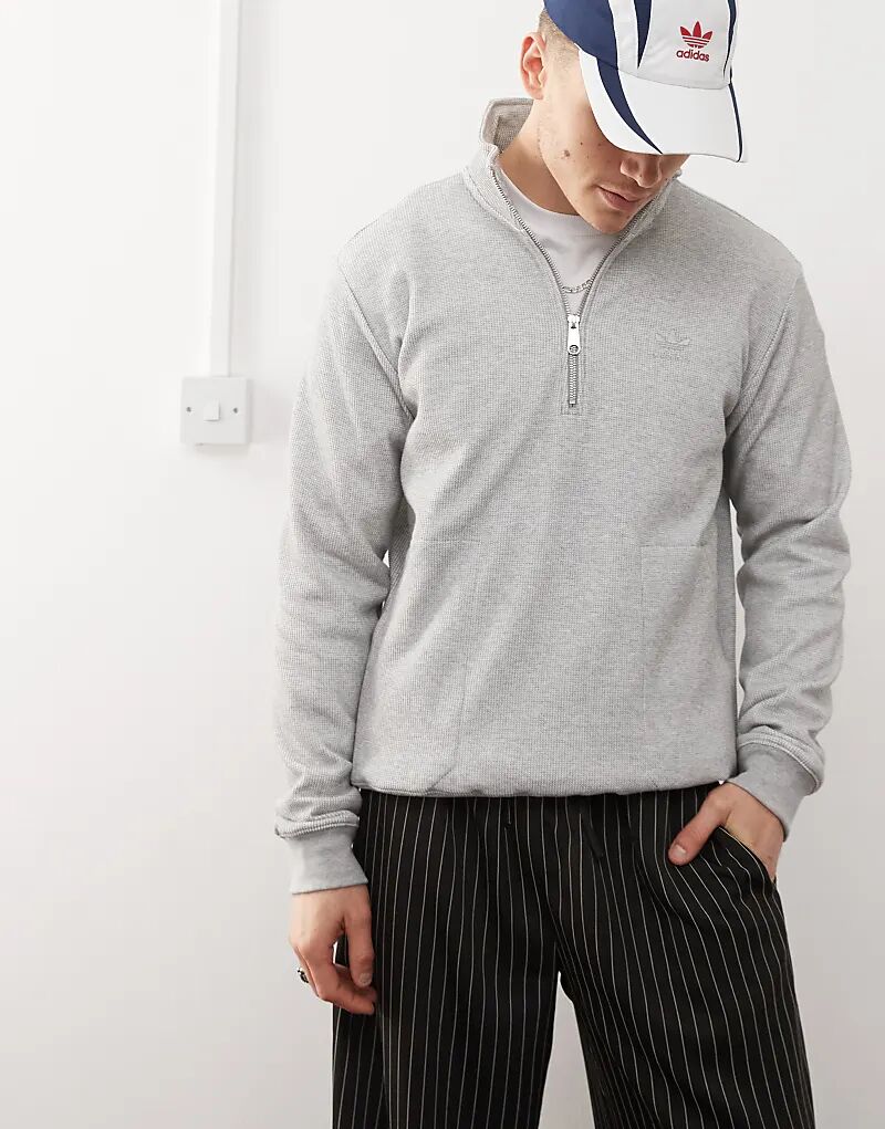 Толстовка Trefoil Essentials с вафельной застежкой на 1/4 молнии серого цвета adidas Originals
Толстовка Trefoil Essentials с вафельной застежкой на 1/4 молнии серого цвета adidas Originals