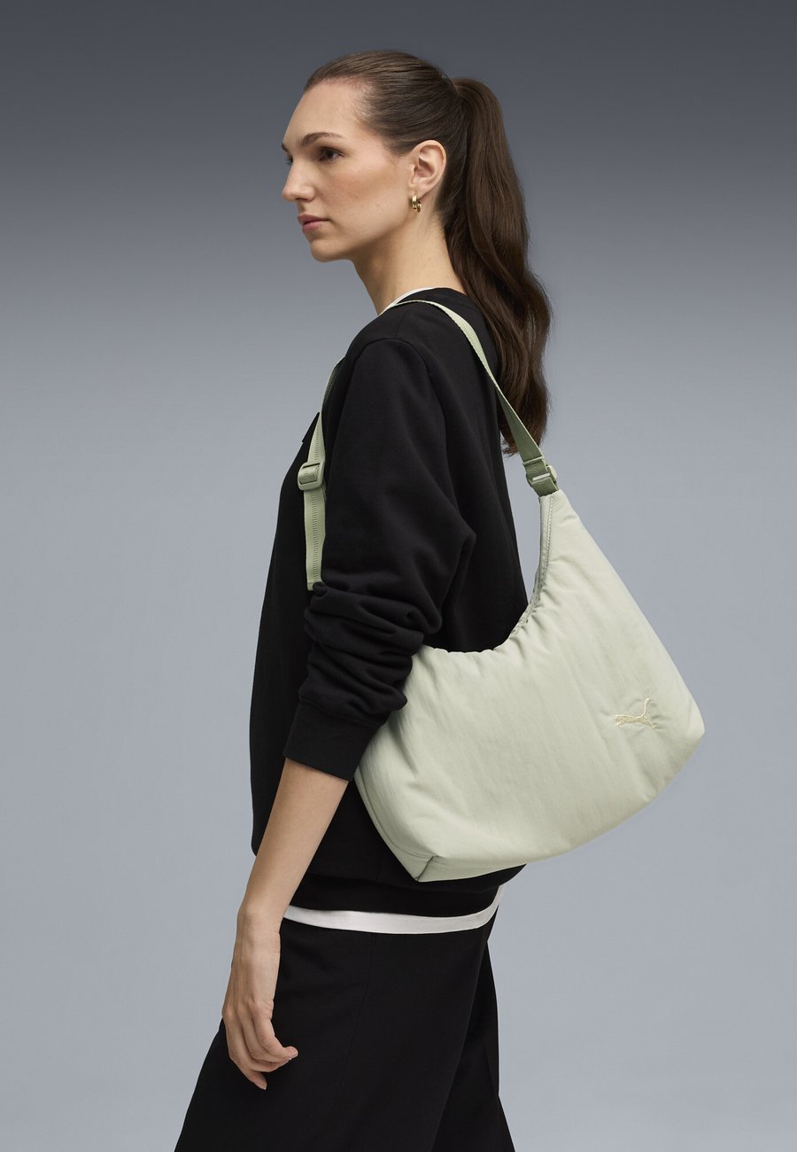 Сумка Puma HER SLOUCHY 7,5 L , Lux Army/Green
Сумка Puma HER SLOUCHY 7,5 L , Lux Army/Green