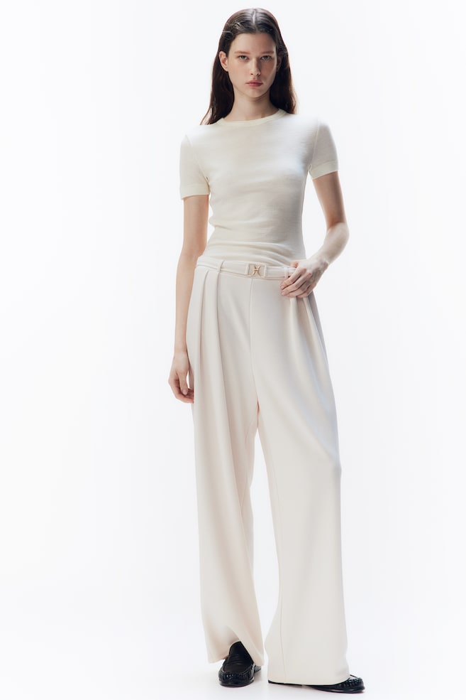 Элегантные брюки с декоративной уздечкой H&M, бежевый
Элегантные брюки с декоративной уздечкой H&M, бежевый