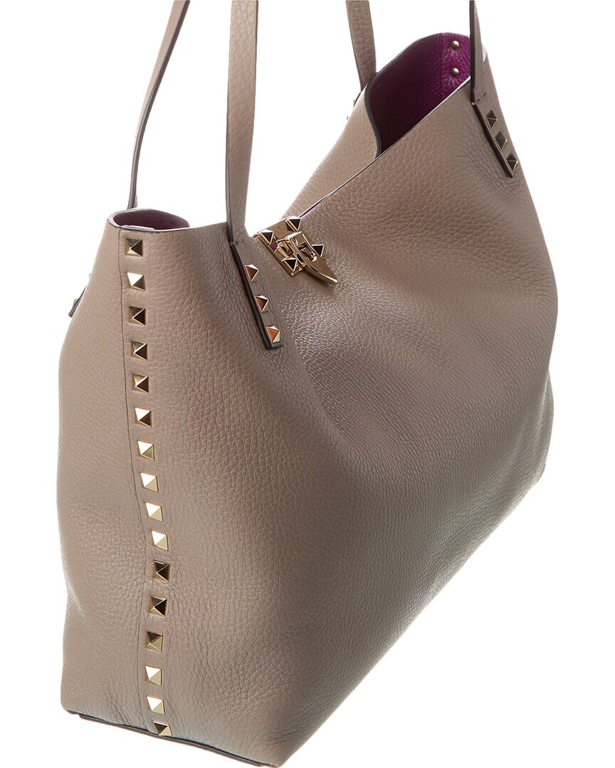Сумка-тоут Valentino Rockstud Alcove среднего размера из зернистой кожи, серый
Сумка-тоут Valentino Rockstud Alcove среднего размера из зернистой кожи, серый