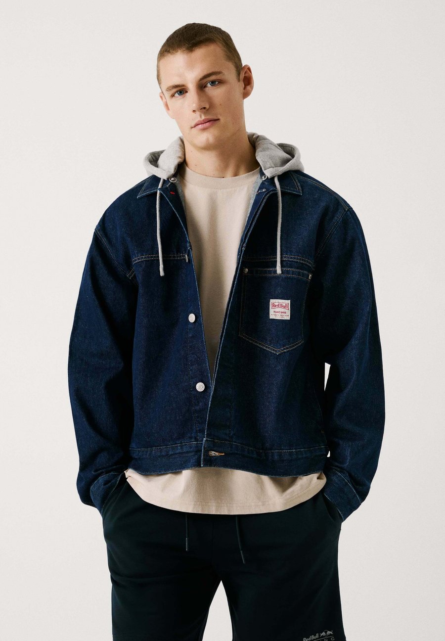 Куртка Red Bull Racing x Pepe Jeans Denim jacket, Rbr Dark Navy Denim/Dark Blue
Куртка Red Bull Racing x Pepe Jeans Denim jacket, Rbr Dark Navy Denim/Dark Blue