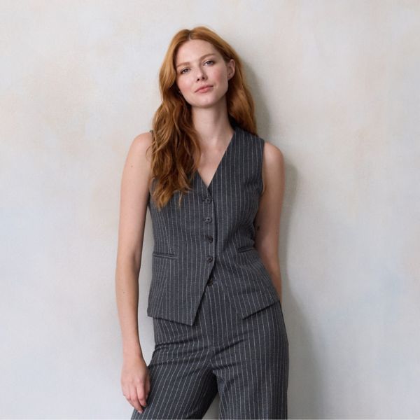 Маленький удлиненный жилет с V-образным вырезом Lc Lauren Conrad, серый
Маленький удлиненный жилет с V-образным вырезом Lc Lauren Conrad, серый