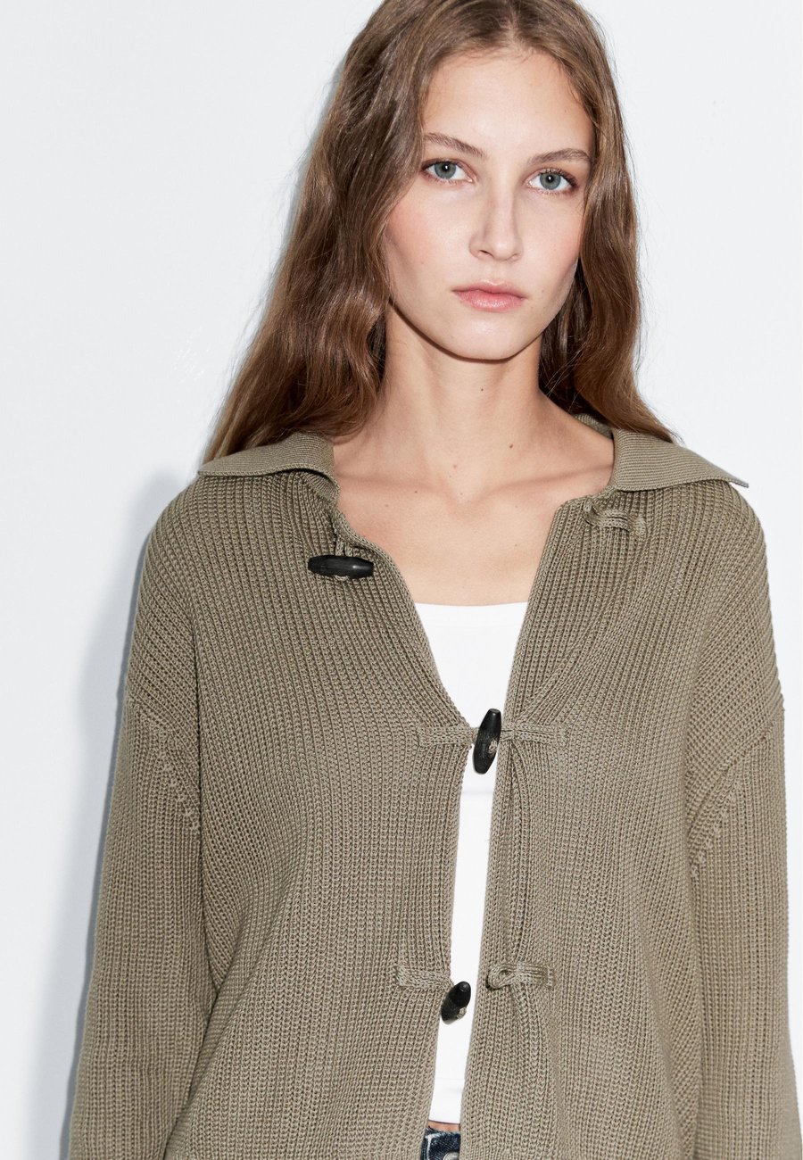 Кардиган Massimo Dutti HORN BUTTON DETAIL, Brown
Кардиган Massimo Dutti HORN BUTTON DETAIL, Brown