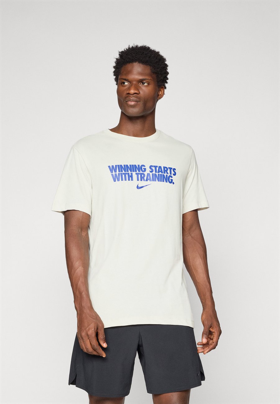 Футболка Nike Performance TEE WINNING, Light Bone/Racer Blue/Beige, Белый, Футболка Nike Performance TEE WINNING, Light Bone/Racer Blue/Beige
Футболка Nike Performance TEE WINNING, Light Bone/Racer Blue/Beige, Белый, Футболка Nike Performance TEE WINNING, Light Bone/Racer Blue/Beige