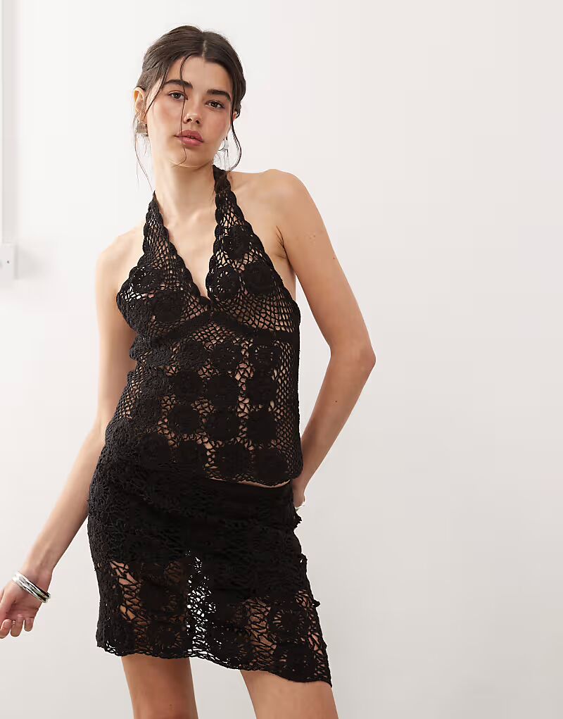 COLLUSION вязаный крючком топ с халтер-воротником черного цвета
COLLUSION вязаный крючком топ с халтер-воротником черного цвета