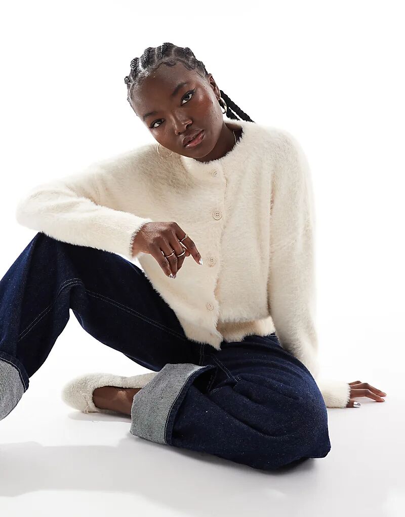 Пушистый вязаный кардиган кремового цвета Vero Moda
Пушистый вязаный кардиган кремового цвета Vero Moda