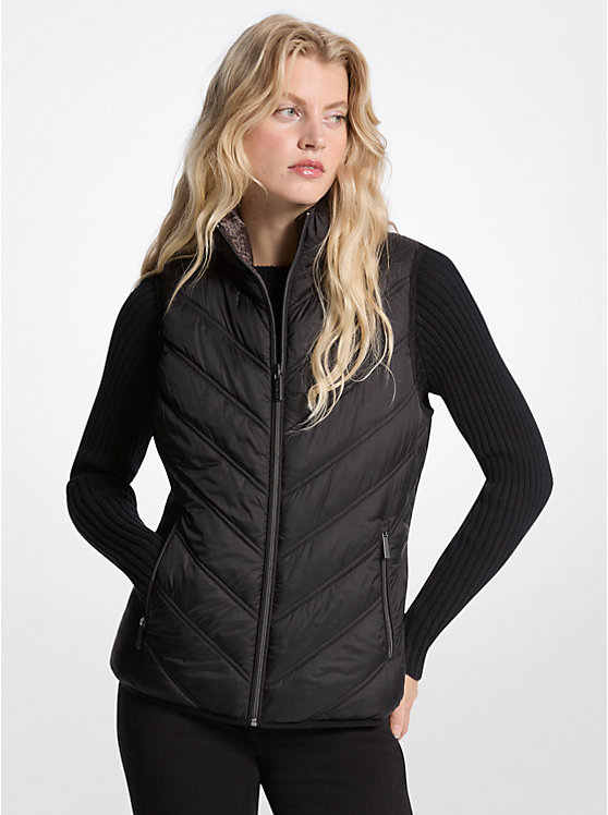 Стеганый жилет с шевронным узором и логотипом, Black/Brown Logo
Стеганый жилет с шевронным узором и логотипом, Black/Brown Logo