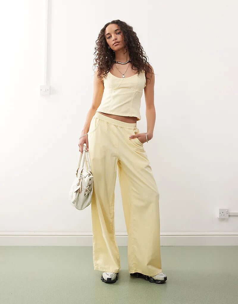 Свободные брюки COLLUSION XL из льняного материала цвета пахты
Свободные брюки COLLUSION XL из льняного материала цвета пахты