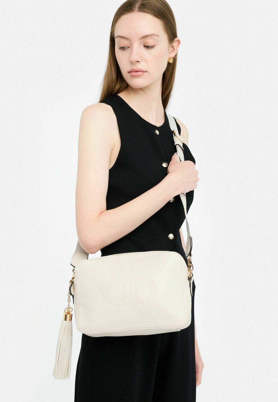 Сумка кросс-боди LIU JO Cross body bag, White
Сумка кросс-боди LIU JO Cross body bag, White