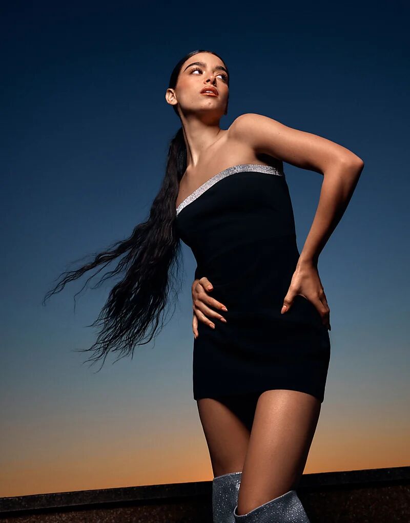 Pull&Bear x Dixie D'Amelio мини-платье с отделкой пайетками черного цвета
Pull&Bear x Dixie D'Amelio мини-платье с отделкой пайетками черного цвета