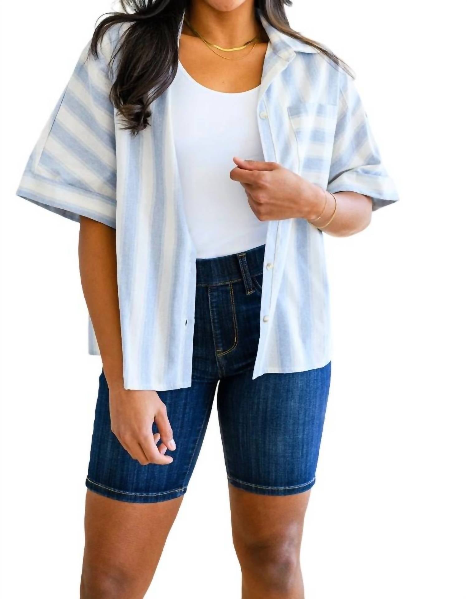 Рубашка на пуговицах в полоску, сшитая для отдыха, синего цвета ANDREE BY UNIT
Рубашка на пуговицах в полоску, сшитая для отдыха, синего цвета ANDREE BY UNIT