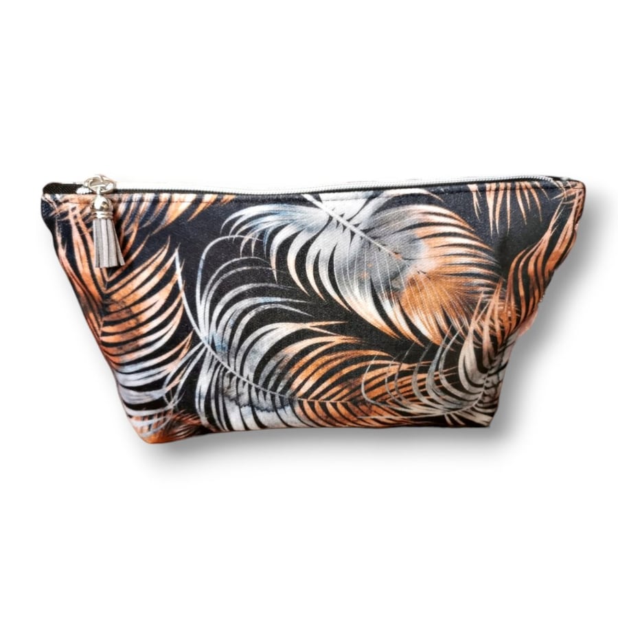 Женская косметичка кошелек органайзер чехол косметичка бархат перья серебро Uszyciuch
Женская косметичка кошелек органайзер чехол косметичка бархат перья серебро Uszyciuch