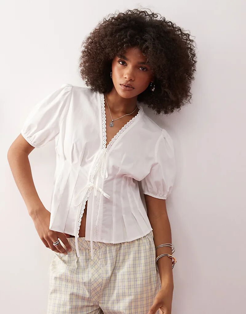 Топ COLLUSION с завязками спереди, рукавами-буфами и присборенной талией
Топ COLLUSION с завязками спереди, рукавами-буфами и присборенной талией