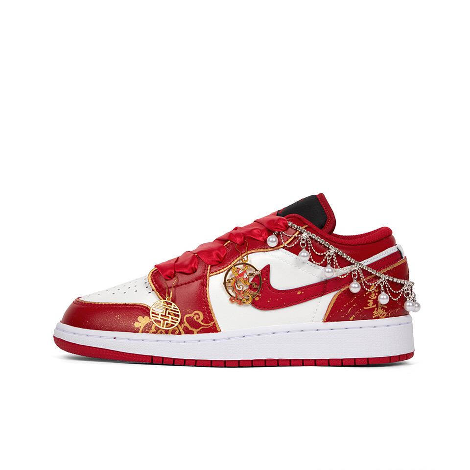 Кроссовки Air Jordan 1 Vintage Basketball Shoes Women's Low-top White, красный
Кроссовки Air Jordan 1 Vintage Basketball Shoes Women's Low-top White, красный