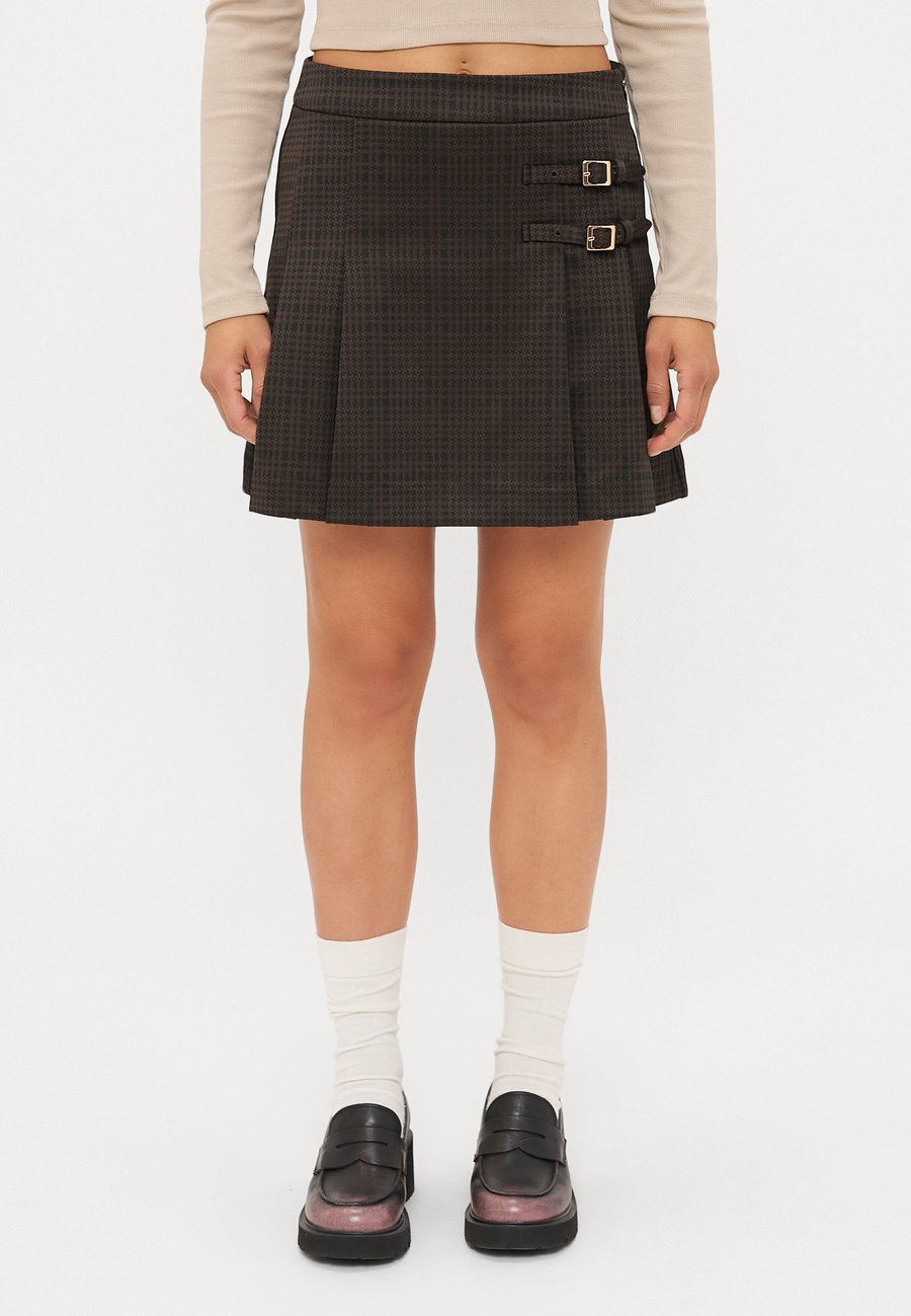 Юбка Vero Moda Petite VMHENNESY SHORT SKIRT , Chocolate Torte/Black/Gold-Coloured/Dark Brown
Юбка Vero Moda Petite VMHENNESY SHORT SKIRT , Chocolate Torte/Black/Gold-Coloured/Dark Brown