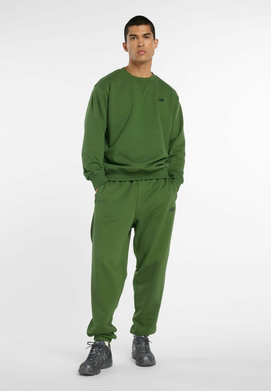Толстовка New Balance ATHLETICS FRENCH TERRY CREW, Dark Alpine Green/Green, Зеленый, Толстовка New Balance ATHLETICS FRENCH TERRY CREW, Dark Alpine Green/Green
Толстовка New Balance ATHLETICS FRENCH TERRY CREW, Dark Alpine Green/Green, Зеленый, Толстовка New Balance ATHLETICS FRENCH TERRY CREW, Dark Alpine Green/Green