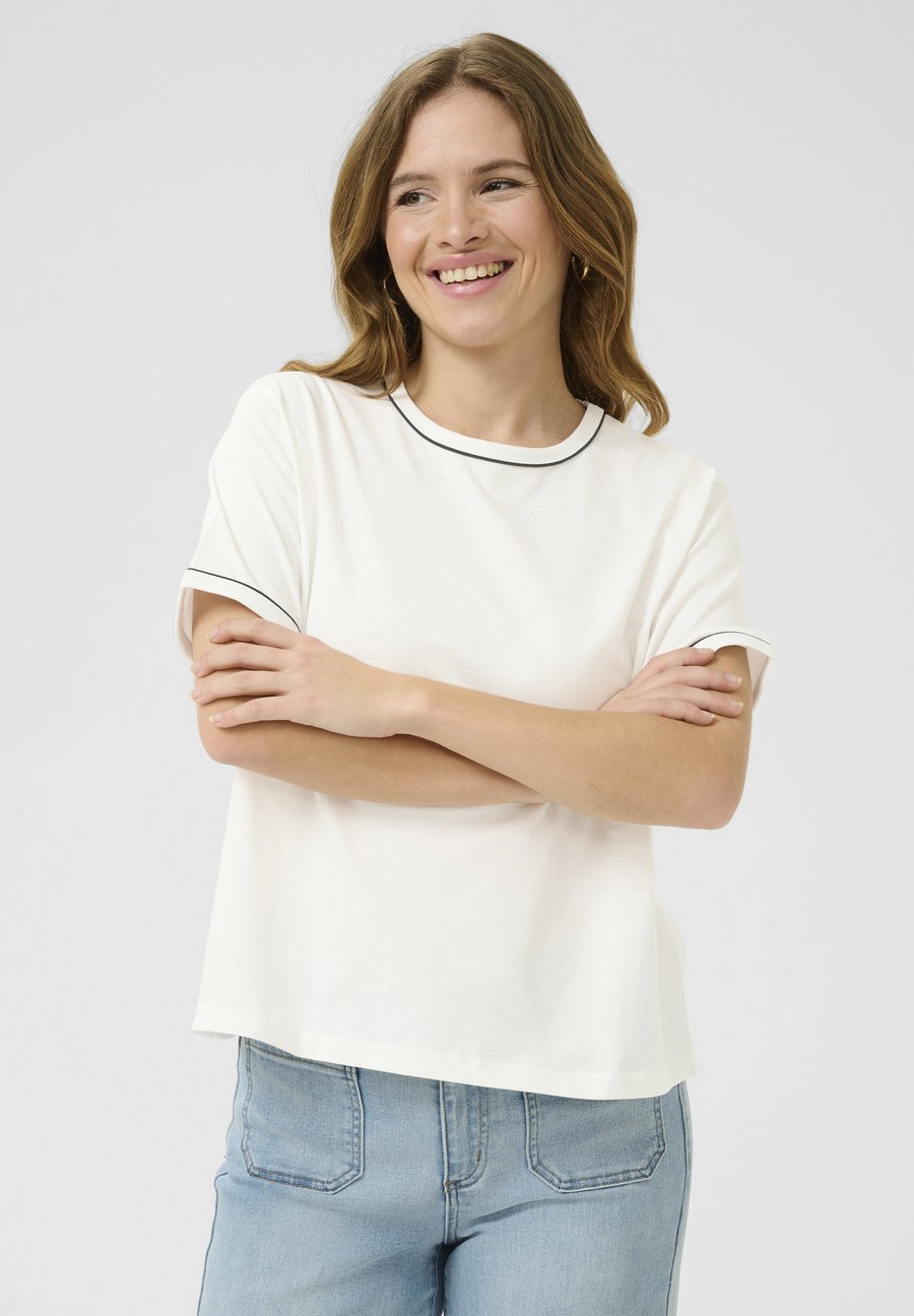 Футболка Kaffe KAJAMIE, Chalk W Black Deep Contrast/White, Белый, Футболка Kaffe KAJAMIE, Chalk W Black Deep Contrast/White
Футболка Kaffe KAJAMIE, Chalk W Black Deep Contrast/White, Белый, Футболка Kaffe KAJAMIE, Chalk W Black Deep Contrast/White