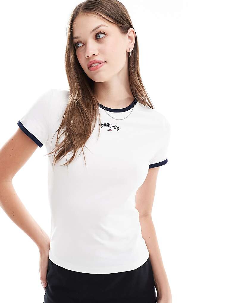 Tommy Jeans – белая приталенная футболка в студенческом стиле с окантовкой
Tommy Jeans – белая приталенная футболка в студенческом стиле с окантовкой