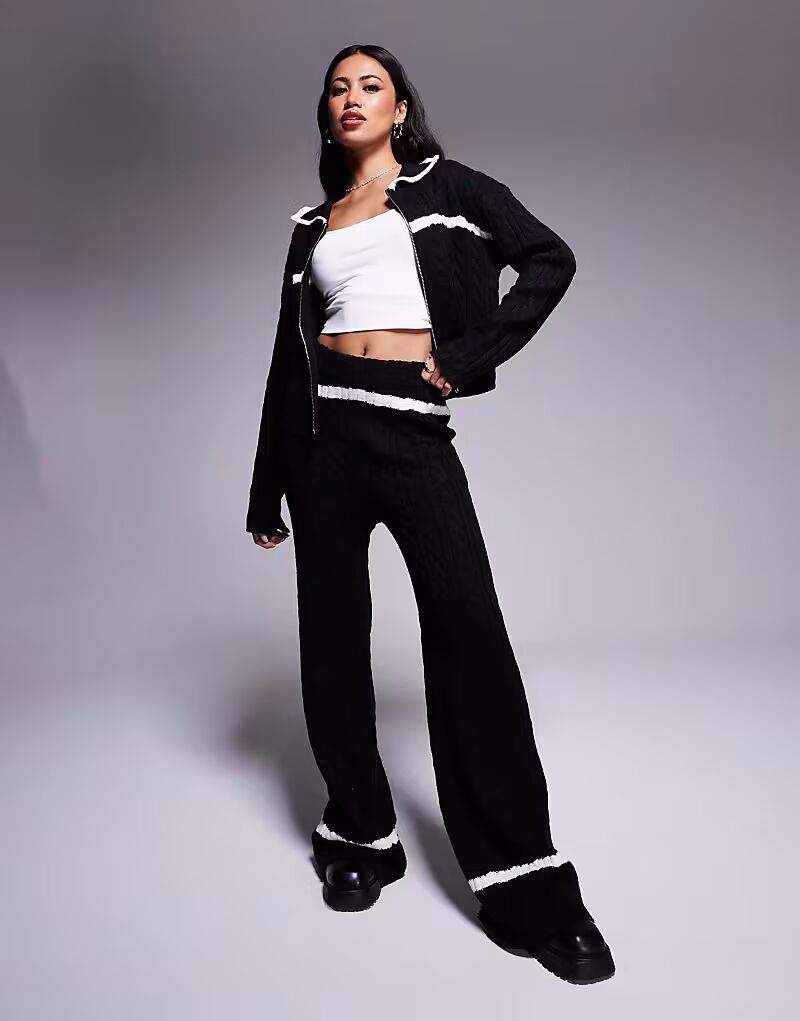 Эксклюзивные трикотажные брюки с широкими штанинами и контрастными полосками в моно-комбинации Kaiia, черный
Эксклюзивные трикотажные брюки с широкими штанинами и контрастными полосками в моно-комбинации Kaiia, черный