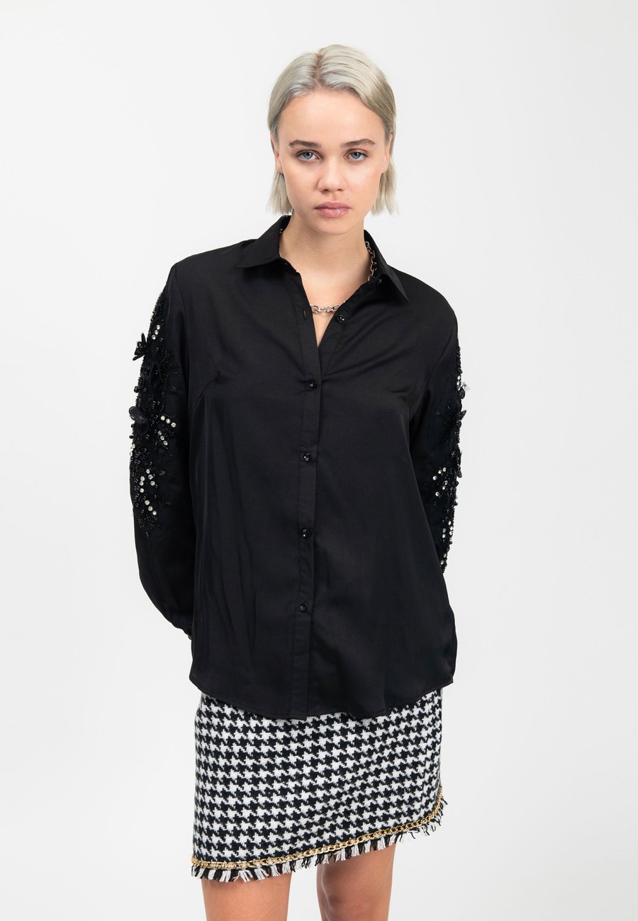 Блуза INFLUENCER BEJEWELED SLEEVES, Black
Блуза INFLUENCER BEJEWELED SLEEVES, Black