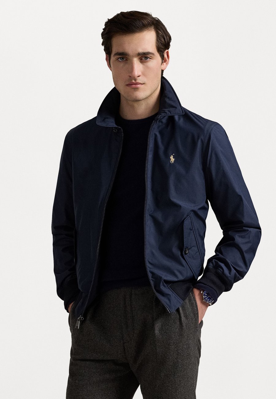 Куртка Polo Ralph Lauren THE SOUTHLAND PACKABLE JACKET, Collection Navy/Dark Blue
Куртка Polo Ralph Lauren THE SOUTHLAND PACKABLE JACKET, Collection Navy/Dark Blue