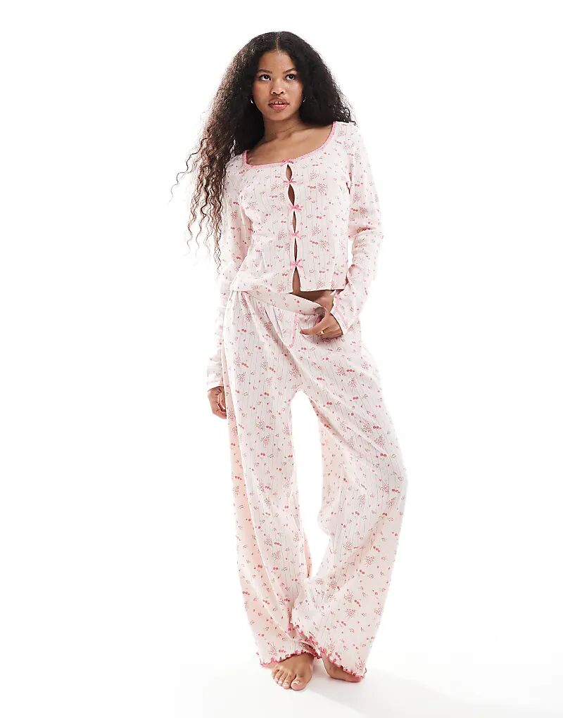 Брюки-ажуры с принтом «микс и подбор» розового цвета ASOS
Брюки-ажуры с принтом «микс и подбор» розового цвета ASOS