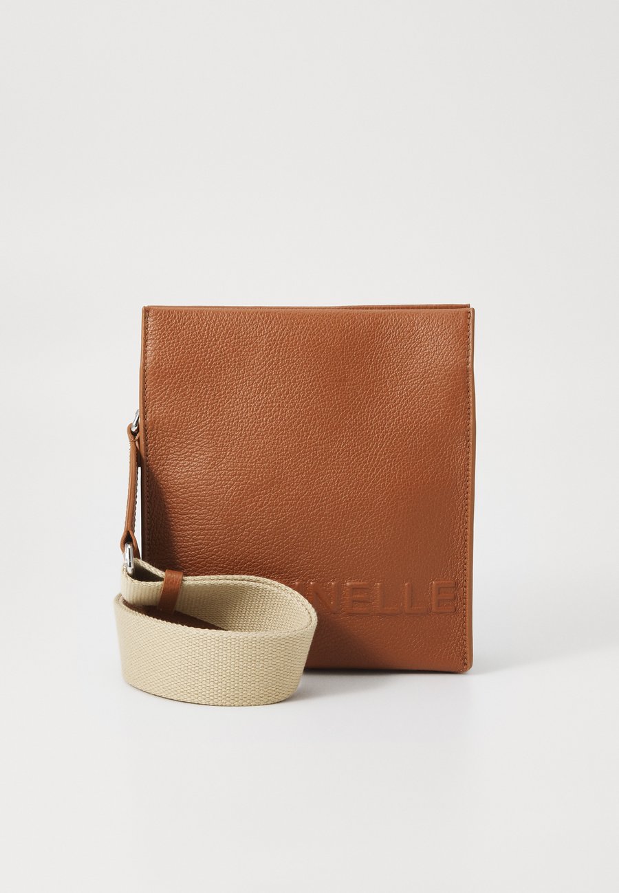 Сумка кросс-боди Coccinelle MYRTHA MAXI LOG, Cognac
Сумка кросс-боди Coccinelle MYRTHA MAXI LOG, Cognac