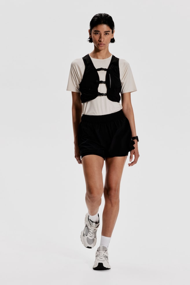 Двухслойные шорты для бега из материала DryMove H&M, черный
Двухслойные шорты для бега из материала DryMove H&M, черный