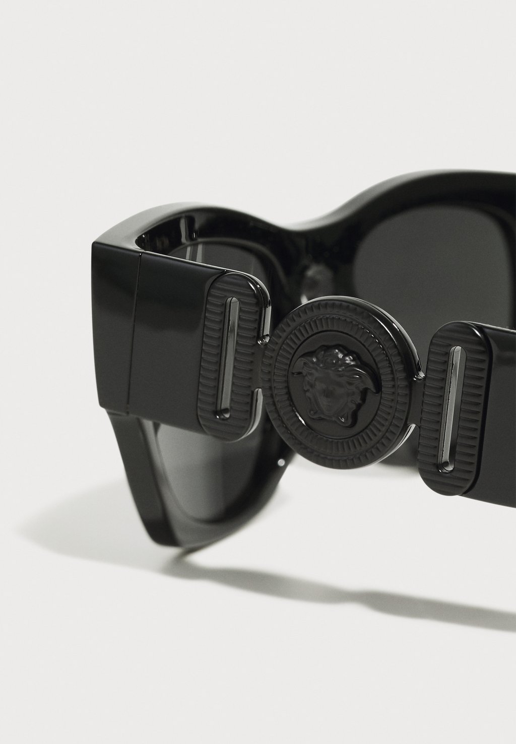 Солнцезащитные очки UNISEX Versace, черный
Солнцезащитные очки UNISEX Versace, черный