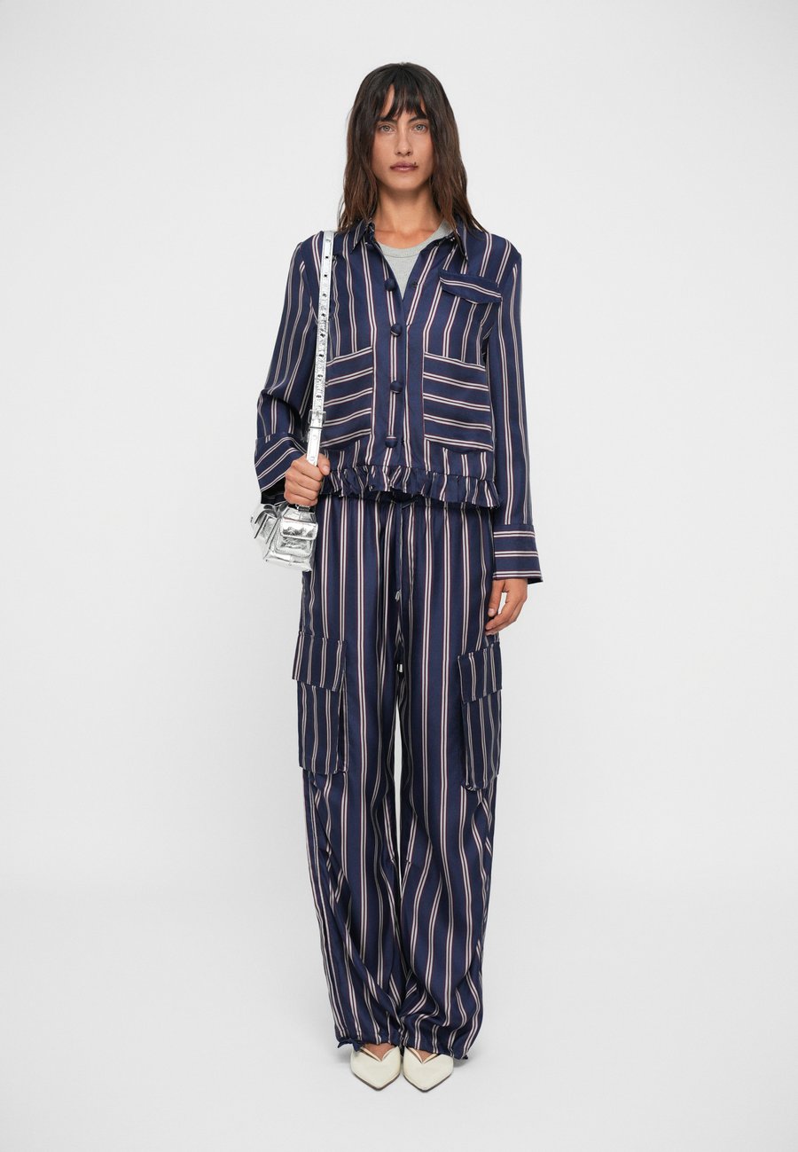 Сумка кросс-боди MICHAEL Michael Kors DAKOTA XBODY, Silver-Coloured
Сумка кросс-боди MICHAEL Michael Kors DAKOTA XBODY, Silver-Coloured