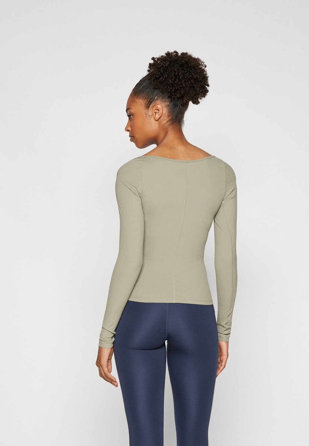 Топ с длинными рукавами STUDIO BALLERINA LONG SLEEVE Björn Borg, хаки
Топ с длинными рукавами STUDIO BALLERINA LONG SLEEVE Björn Borg, хаки