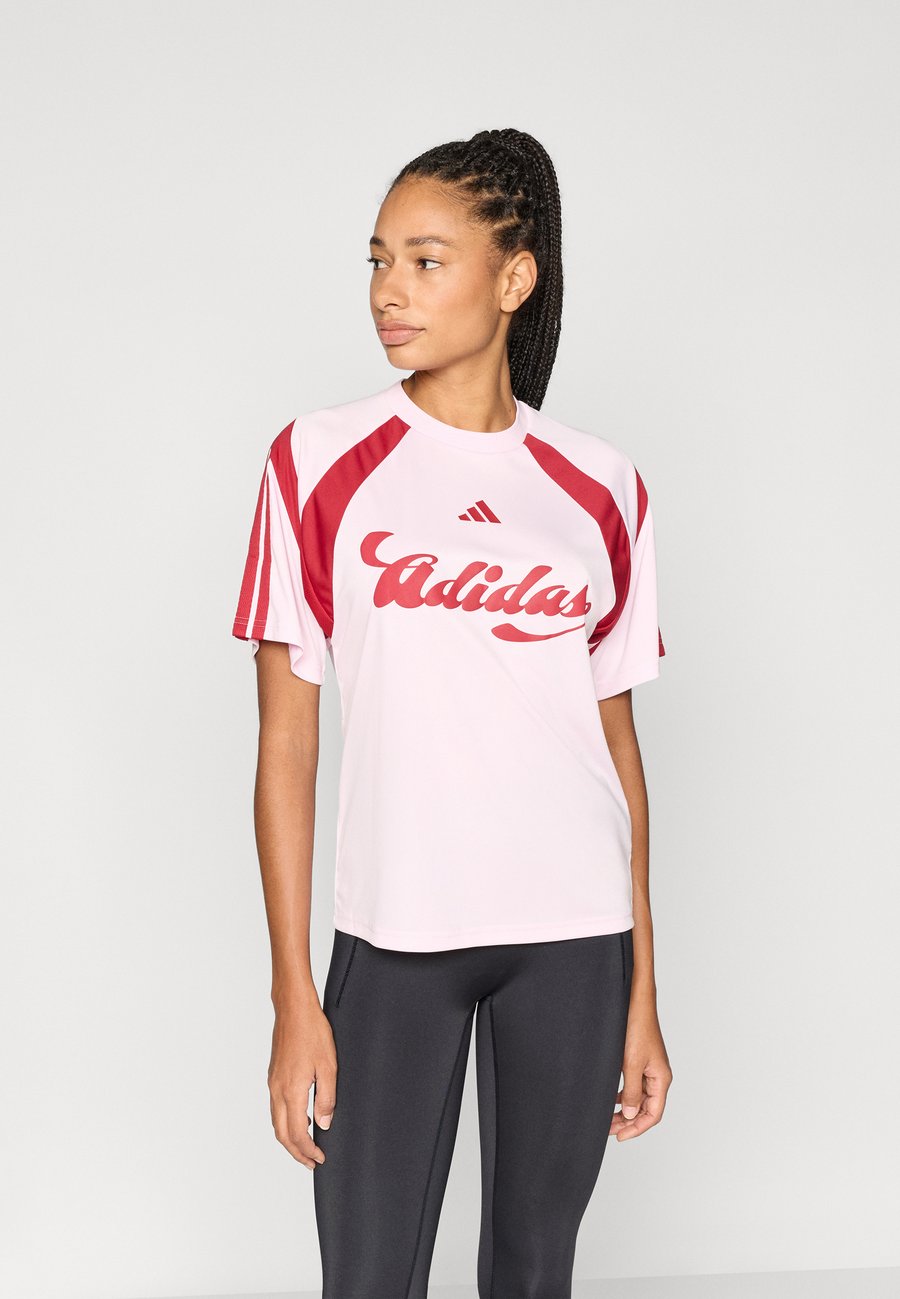 Футболка Adidas Sportswear HER TEE, Clear Pink/Active Maroon/Pink, Розовый, Футболка Adidas Sportswear HER TEE, Clear Pink/Active Maroon/Pink
Футболка Adidas Sportswear HER TEE, Clear Pink/Active Maroon/Pink, Розовый, Футболка Adidas Sportswear HER TEE, Clear Pink/Active Maroon/Pink