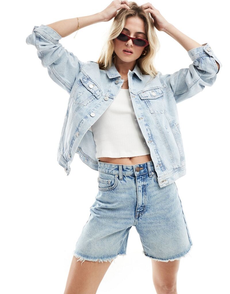 Tommy Hilfiger – голубая джинсовая куртка для мамы с логотипом в виде флага
Tommy Hilfiger – голубая джинсовая куртка для мамы с логотипом в виде флага