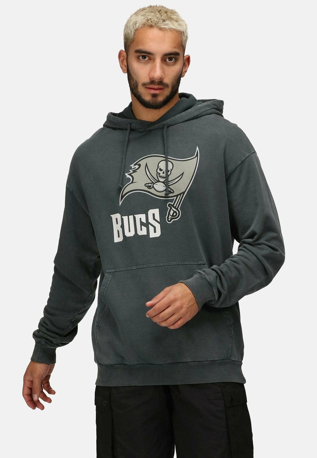 Толстовка CHROME TAMPA BAY BUCCANEERS WASHED con cappuccio Re:Covered, антрацит 
Толстовка CHROME TAMPA BAY BUCCANEERS WASHED con cappuccio Re:Covered, антрацит