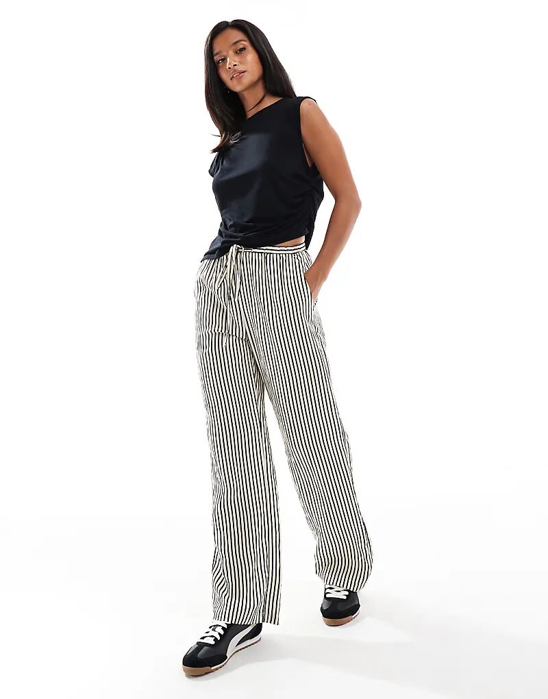 Широкие брюки в полоску New Look Petite черного цвета 
Широкие брюки в полоску New Look Petite черного цвета