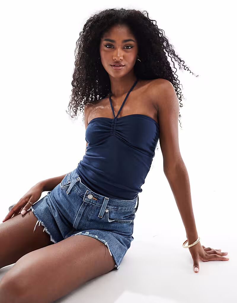 Топ-труба Hollister с завязками спереди и халтер-воротником темно-синего цвета
Топ-труба Hollister с завязками спереди и халтер-воротником темно-синего цвета
