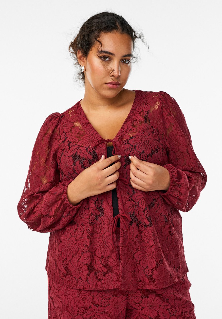 Блуза Zizzi MIT OFFENER FRONT UND BINDEBÄNDERN, Cabernet/Bordeaux
Блуза Zizzi MIT OFFENER FRONT UND BINDEBÄNDERN, Cabernet/Bordeaux