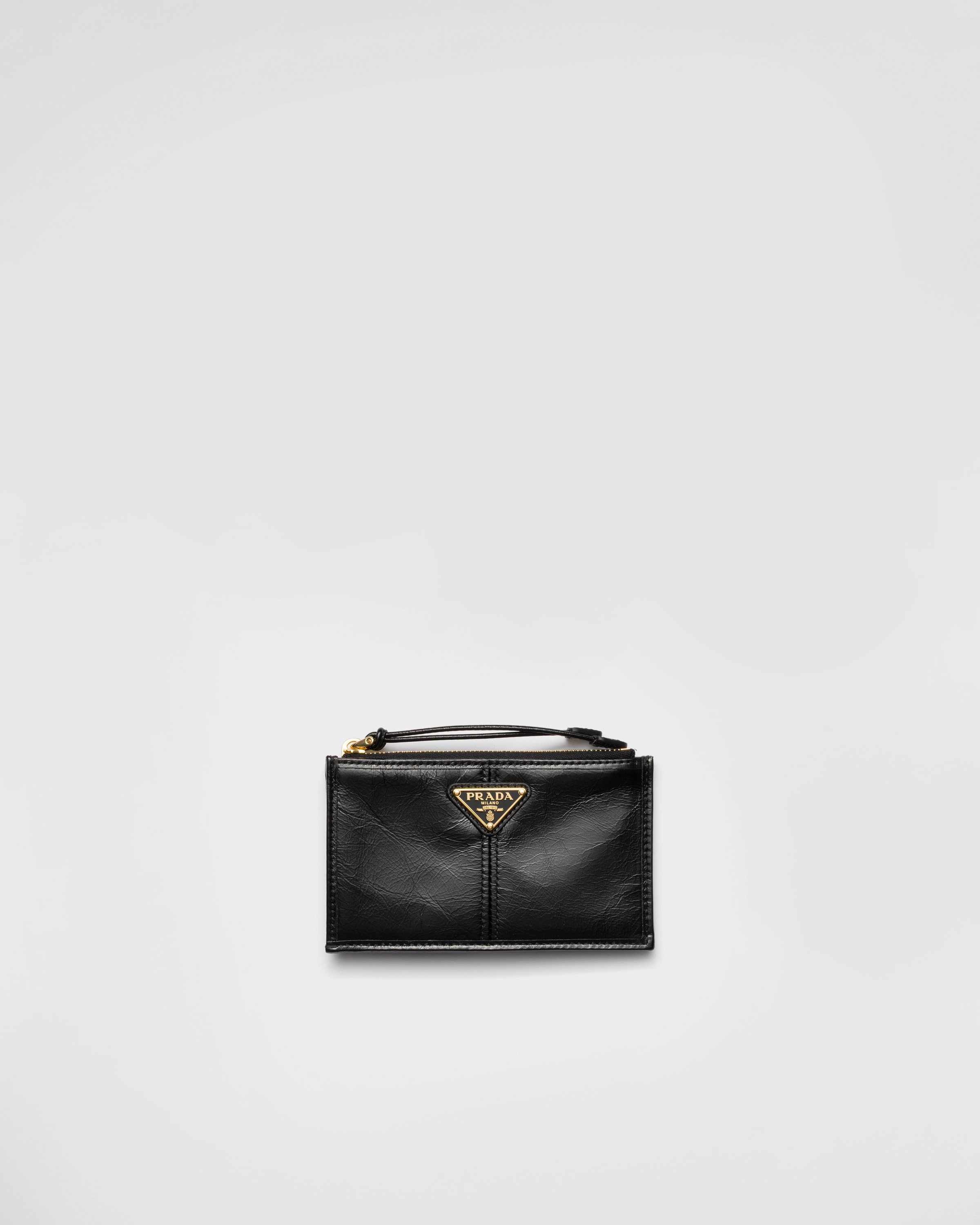 Кожаный держатель для карт на молнии Prada, черный
Кожаный держатель для карт на молнии Prada, черный