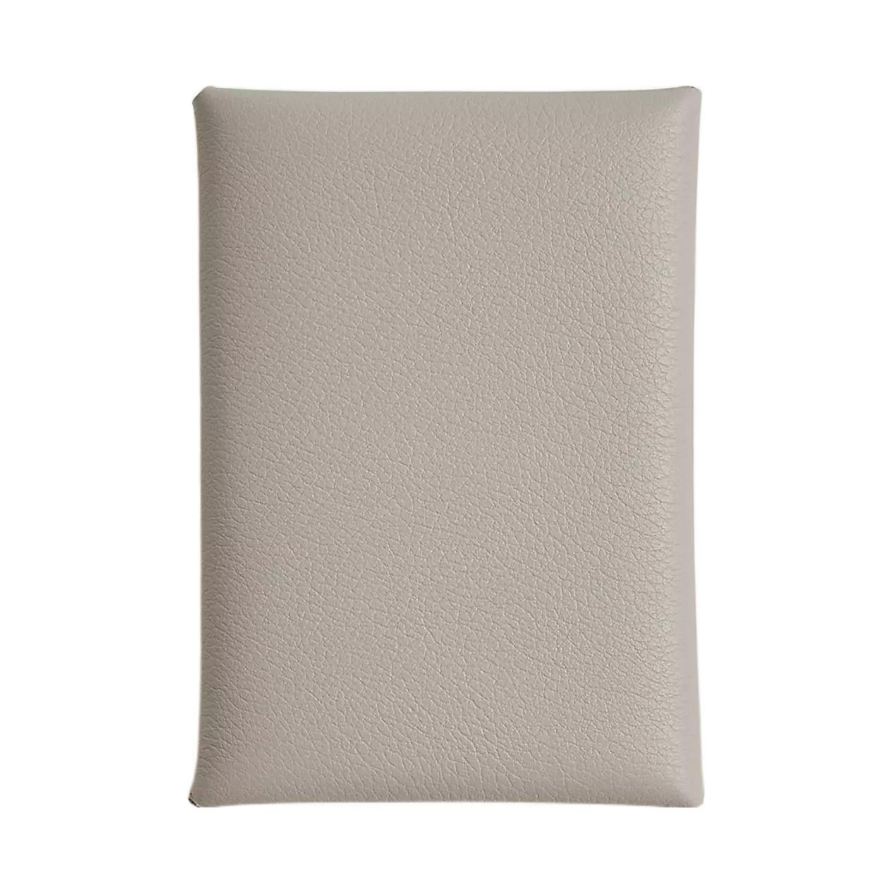 Кардхолдер Calvi Duo из кожи телёнка Evercolor Женский 8L Бетон Серый/Ледник Белый HERMES
Кардхолдер Calvi Duo из кожи телёнка Evercolor Женский 8L Бетон Серый/Ледник Белый HERMES