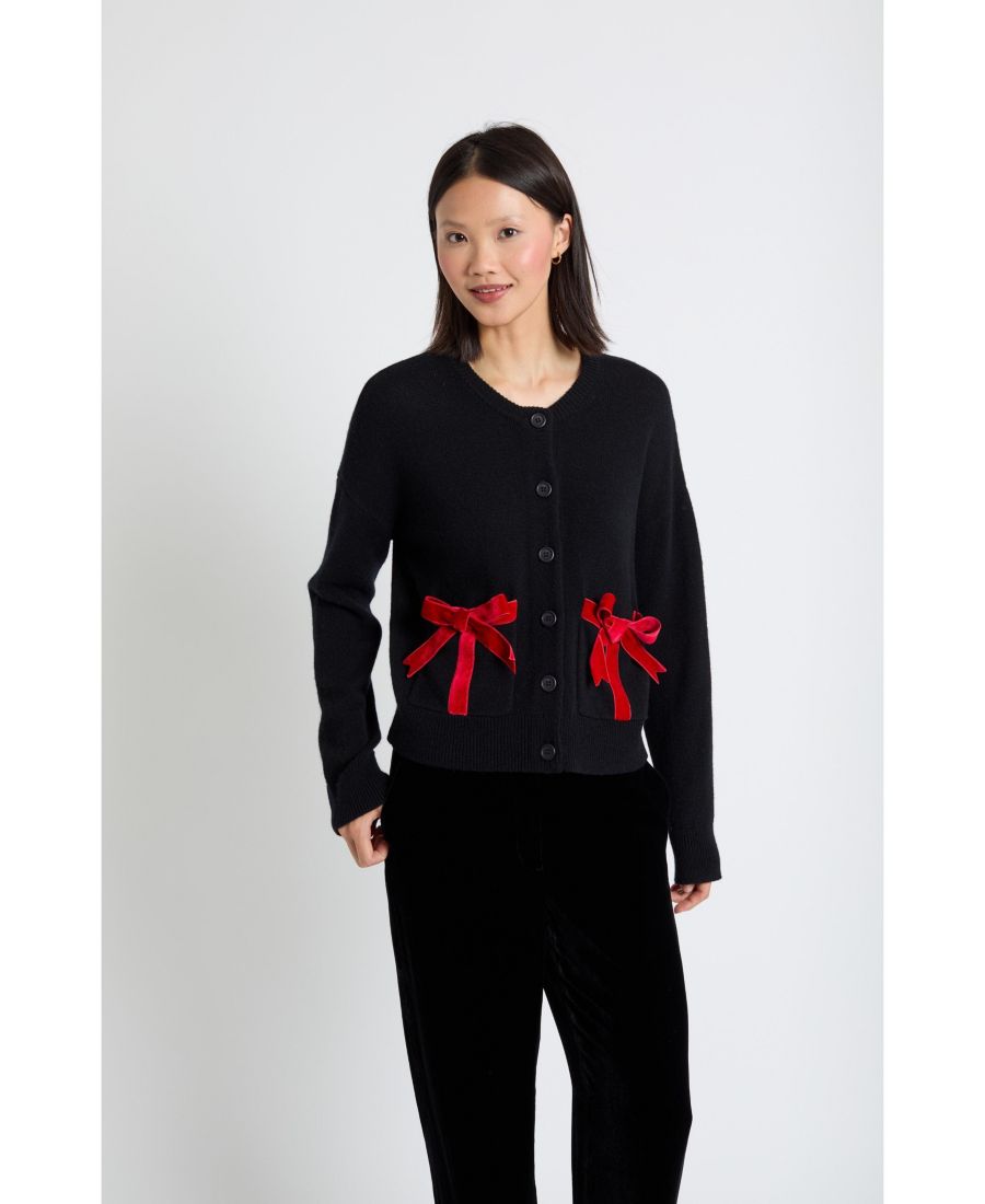 Женский кардиган из шерсти и кашемира с бантом из бархата Chinti & Parker, Black
Женский кардиган из шерсти и кашемира с бантом из бархата Chinti & Parker, Black