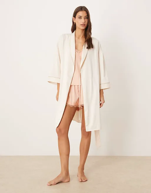 Белый атласный свадебный халат с кружевной отделкой Chelsea Peers - БЕЛЫЙ
Белый атласный свадебный халат с кружевной отделкой Chelsea Peers - БЕЛЫЙ