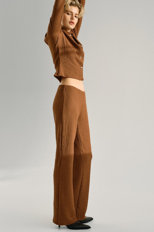 Расклешенные брюки из жатого трикотажа H&M, коричневый
Расклешенные брюки из жатого трикотажа H&M, коричневый